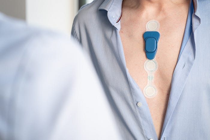 Électrodes d'enregistrement ECG posées sur le thorax d'un patient